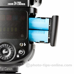 Nissin Di700 flash: inserting batteries